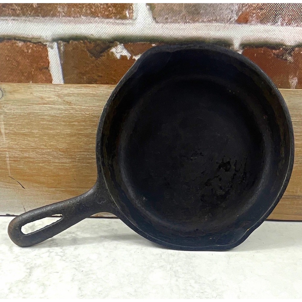 Cast Iron 3 in Round Black Skillet Frying Pan w/ Pour Spouts - Seasoned